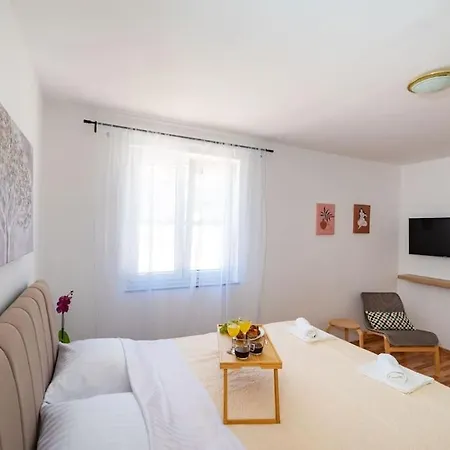 Anura Villa *