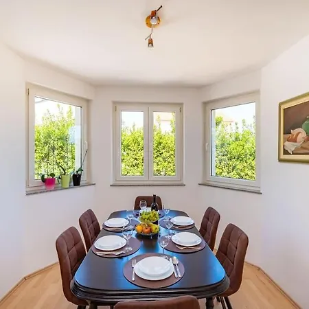 Anura Villa