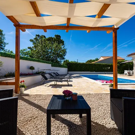 Villa Anura