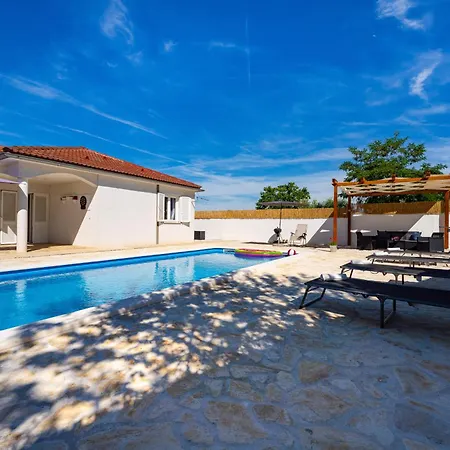 Anura Villa *